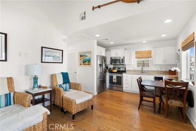 Detail Gallery Image 5 of 35 For 44 Cabrillo St, Newport Beach,  CA 92663 - 2 Beds | 2 Baths