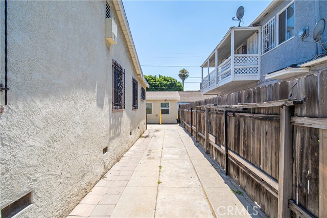 1142 E Century Boulevard, Los Angeles CA: https://media.crmls.org/medias/8d1ac00e-eb18-4157-b03c-a756ea9b2f52.jpg