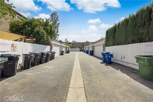 Detail Gallery Image 17 of 19 For 18128 Killion St #2,  Tarzana,  CA 91356 - 2 Beds | 2/1 Baths