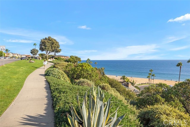 2516 Bayside Drive, Corona del Mar CA: https://media.crmls.org/medias/8d1ced0d-6819-475f-90d8-f7efc152ce15.jpg