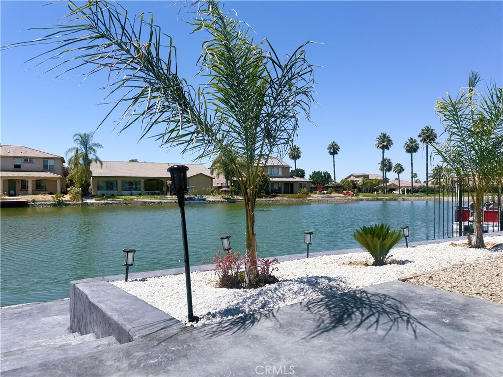 https://media.crmls.org/medias/8d203ab7-2be5-4c4b-82ff-59ccc139e293.jpg?preset=X-Large