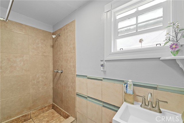 1665 Arlington Avenue, Los Angeles CA: https://media.crmls.org/medias/8d23cb8e-49d9-433a-be71-2735d8aa3bc7.jpg