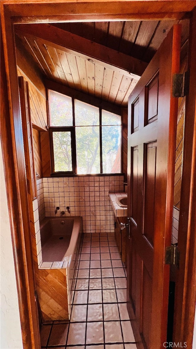 https://media.crmls.org/medias/8d243857-bc8a-47e1-a19b-590bcedc7402.jpg?preset=X-Large