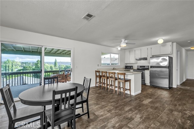 Detail Gallery Image 14 of 52 For 18528 North Shore Dr, Hidden Valley Lake,  CA 95467 - 3 Beds | 3 Baths