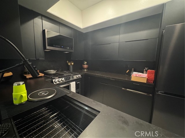 Detail Gallery Image 10 of 33 For 12011 Goshen #104,  Los Angeles,  CA 90049 - 2 Beds | 3 Baths