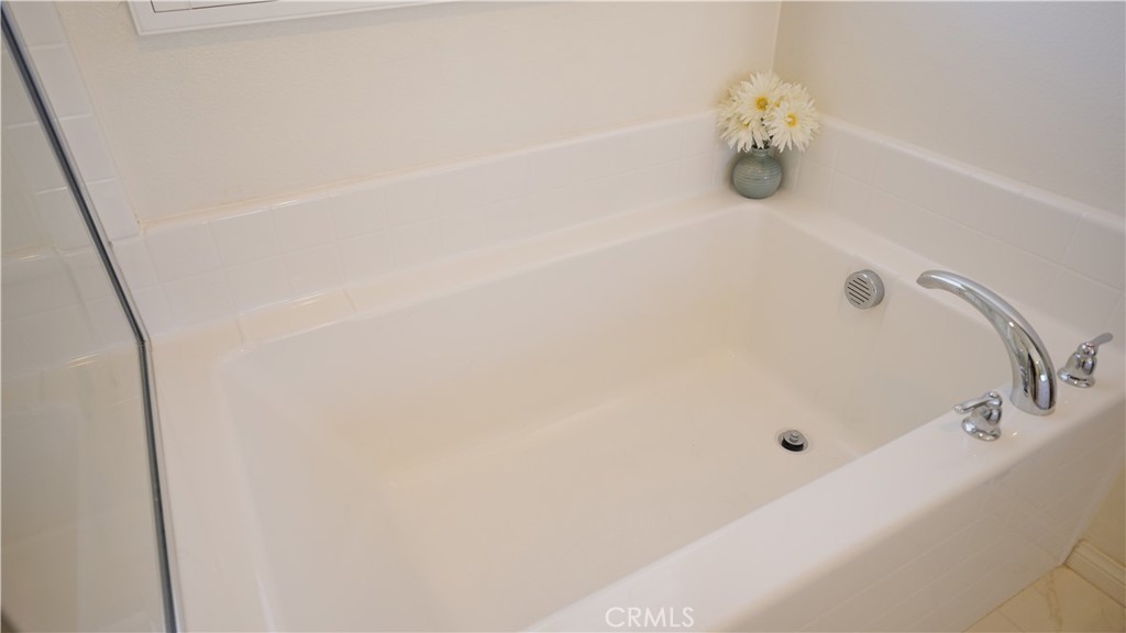 https://media.crmls.org/medias/8d29b31b-bb3c-4967-810c-2f25a6e1683e.jpg?preset=X-Large