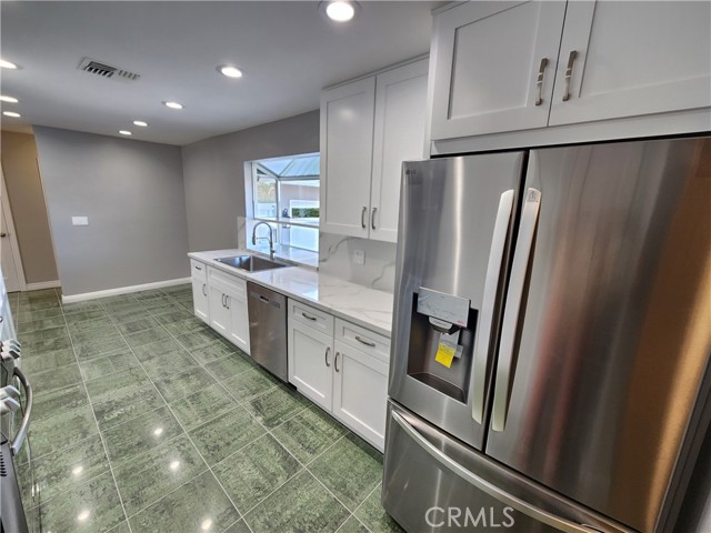 Detail Gallery Image 8 of 34 For 22240 Burton, Canoga Park,  CA 91304 - 4 Beds | 3 Baths