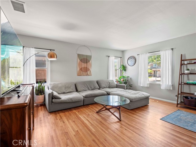 1511 N Maple Street, Burbank CA: https://media.crmls.org/medias/8d2f8196-996e-4277-a547-fa0723444ed9.jpg