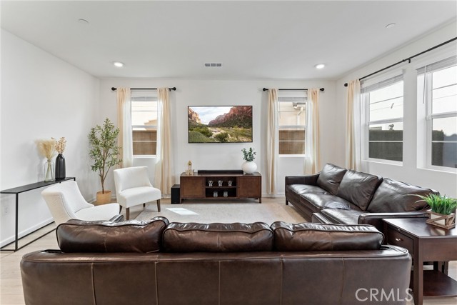 Detail Gallery Image 3 of 49 For 4010 Summer Way, Corona,  CA 92883 - 4 Beds | 3 Baths