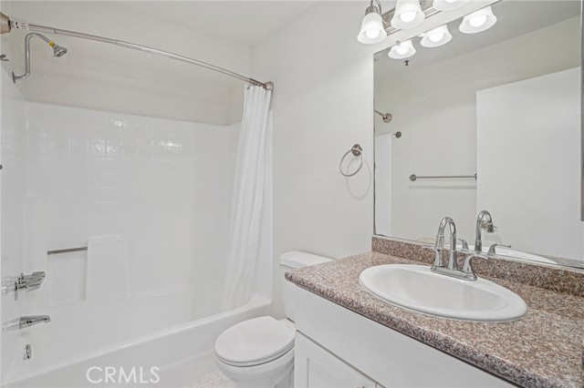 Detail Gallery Image 14 of 27 For 11162 Camarillo St #206,  –,  CA 91602 - 2 Beds | 2 Baths