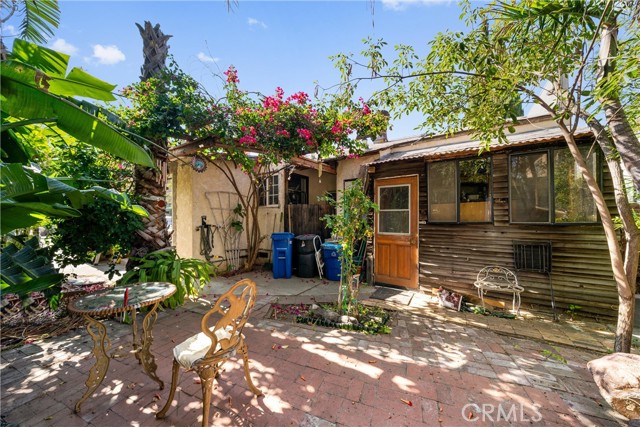 11170 Burbank Boulevard, North Hollywood CA: https://media.crmls.org/medias/8d3615d0-3121-4f42-9d33-eb8c95e25277.jpg