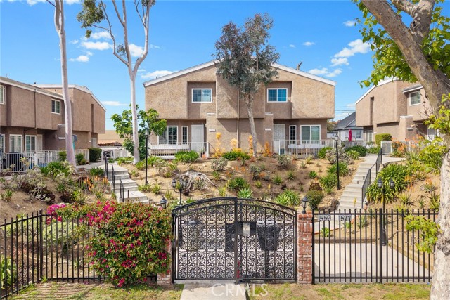 Detail Gallery Image 1 of 34 For 1569 W Jefferson Blvd,, Los Angeles,  CA 90018 - 3 Beds | 2/1 Baths