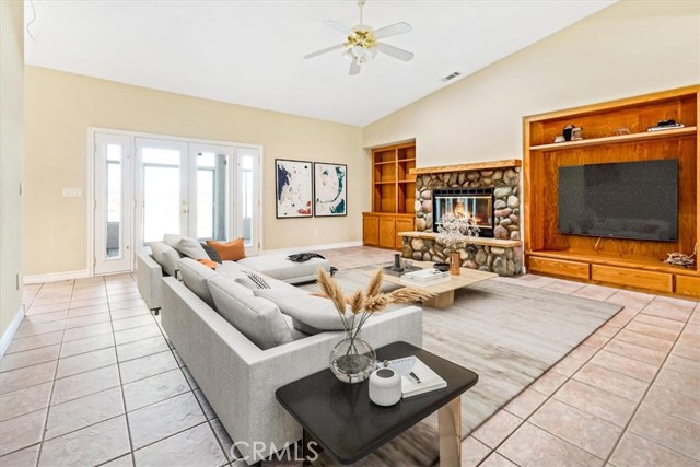 6940 Oak Vista Lane, Oak Hills CA: https://media.crmls.org/medias/8d36e4c5-0b05-44a6-817c-49b97704e652.jpg