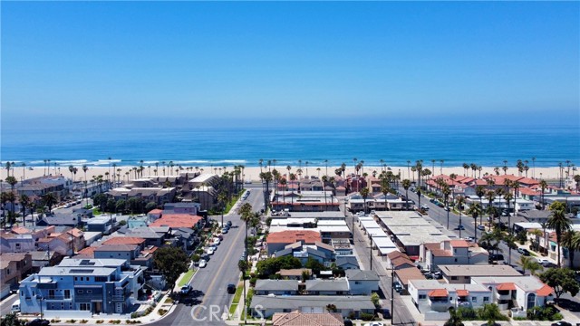 323 13th Street, Huntington Beach CA: https://media.crmls.org/medias/8d3758cb-4255-408a-a665-c166cd2e7b7b.jpg