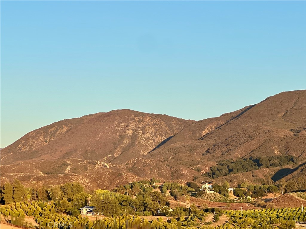 https://media.crmls.org/medias/8d3a0444-caca-4b91-b9bf-2bb6973e3f0e.jpg?preset=X-Large