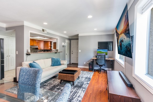 110 W Maple Street, Glendale CA: https://media.crmls.org/medias/8d3a0dd4-9167-4d87-a873-f959b770b2ea.jpg