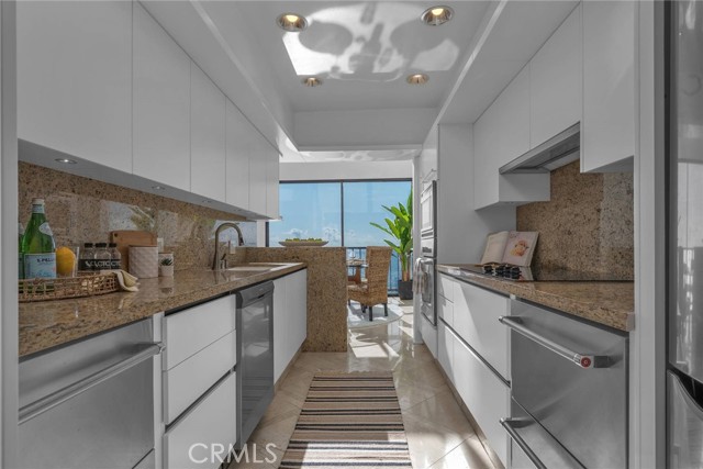 727 Esplanade, Redondo Beach, California 90277, 2 Bedrooms Bedrooms, ,1 BathroomBathrooms,Residential,Sold,Esplanade,SB24074186