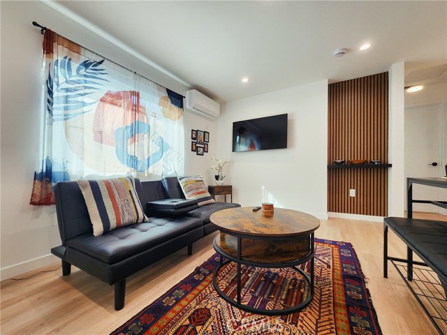 Detail Gallery Image 4 of 13 For 22131 Bassett Street, Canoga Park,  CA 91303 - 1 Beds | 1 Baths