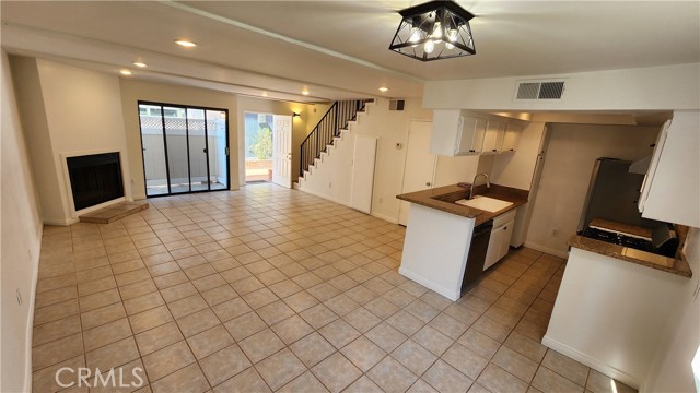 Detail Gallery Image 8 of 30 For 12310 Burbank Blvd #12,  Valley Village,  CA 91607 - 2 Beds | 1/1 Baths