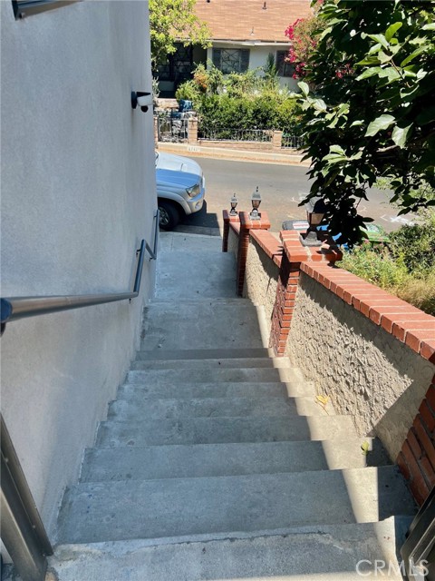 2717 Chadwick Circle, Los Angeles CA: https://media.crmls.org/medias/8d45941b-27ef-40f1-97c8-80fdfcda4132.jpg