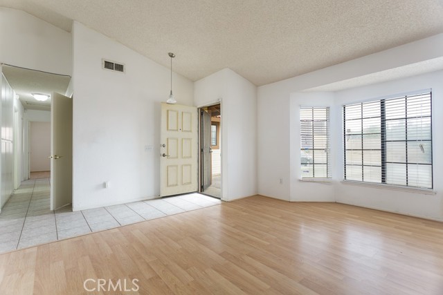 Detail Gallery Image 5 of 23 For 37012 Calle Bonita, Palmdale,  CA 93550 - 4 Beds | 2 Baths