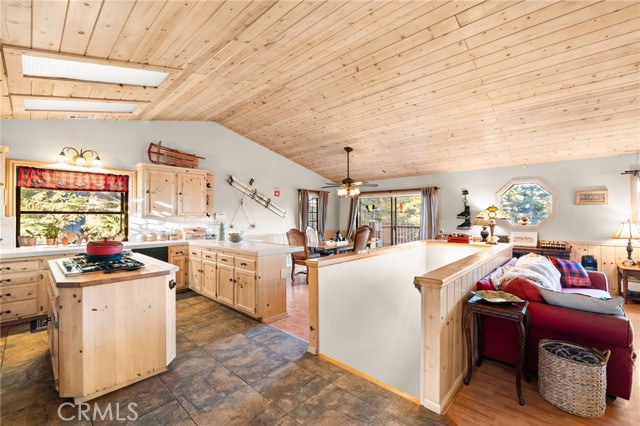 Detail Gallery Image 12 of 31 For 2011 Nob Hill, Running Springs,  CA 92382 - 3 Beds | 2/1 Baths