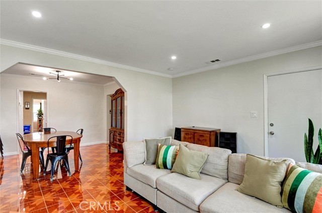 Detail Gallery Image 4 of 26 For 5864 Bonsallo Ave, Los Angeles,  CA 90044 - 4 Beds | 2 Baths