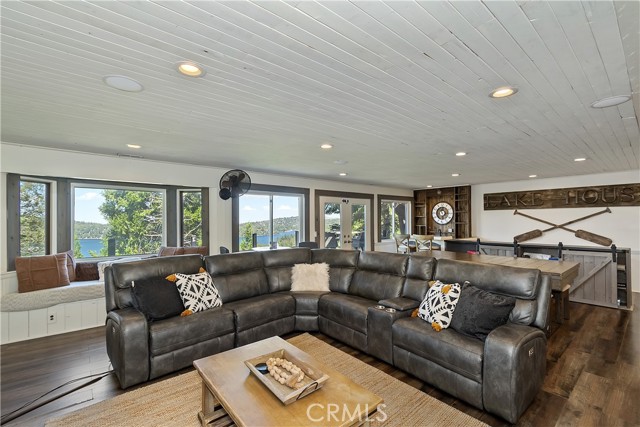 Detail Gallery Image 8 of 42 For 533 Sunderland, Lake Arrowhead,  CA 92352 - 3 Beds | 3/1 Baths