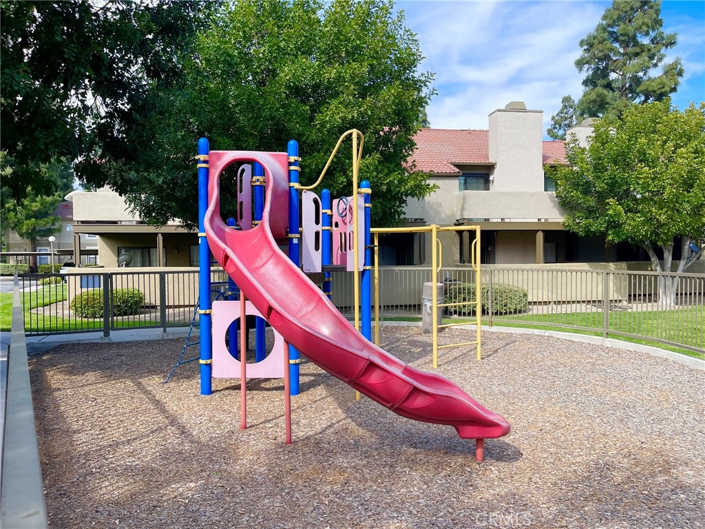https://media.crmls.org/medias/8d4de328-eaec-4ee7-b69b-18370aea74a3.jpg?preset=X-Large