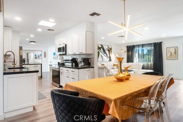 Detail Gallery Image 10 of 60 For 1980 E Rochelle Rd, Palm Springs,  CA 92262 - 5 Beds | 3 Baths