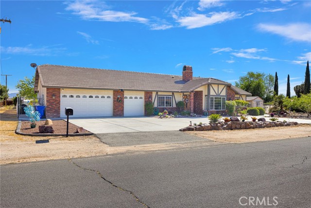 Detail Gallery Image 3 of 56 For 19985 Red Feather, Apple Valley,  CA 92307 - 3 Beds | 2/1 Baths