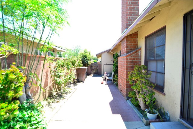 1435 E Rosewood Avenue, Anaheim CA: https://media.crmls.org/medias/8d578700-60d1-48f3-8b75-e3900fd0a60f.jpg
