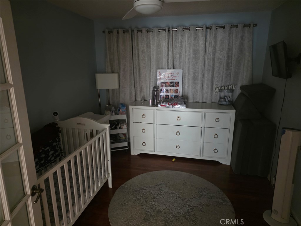 https://media.crmls.org/medias/8d583d1b-b87d-4c09-a5df-7ab926fd33b7.jpg?preset=X-Large