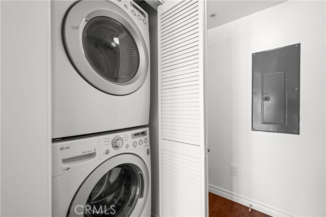 5633 Carlton Way, Hollywood CA: https://media.crmls.org/medias/8d5be045-c173-4aa4-9fff-c7837d212314.jpg