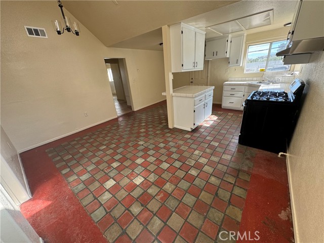 Detail Gallery Image 9 of 13 For 15564 1st St, Victorville,  CA 92395 - 4 Beds | 2 Baths