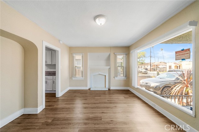 122 E 83rd Street, Los Angeles CA: https://media.crmls.org/medias/8d5d451e-347d-4388-af51-8fa988ee2353.jpg
