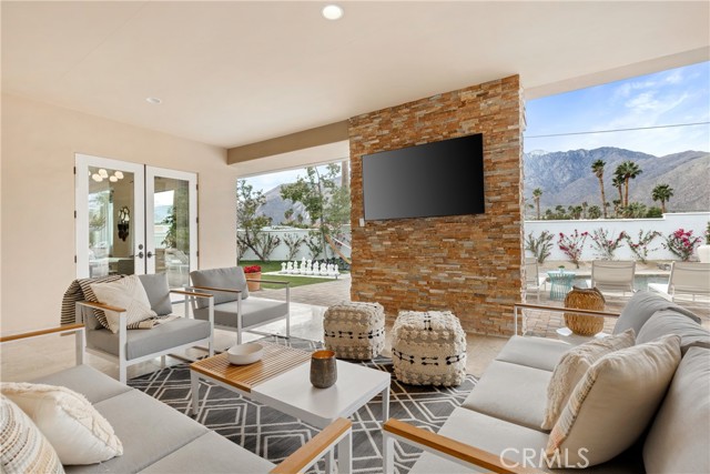 Detail Gallery Image 2 of 44 For 290 W San Carlos Rd, Palm Springs,  CA 92262 - 4 Beds | 4/1 Baths