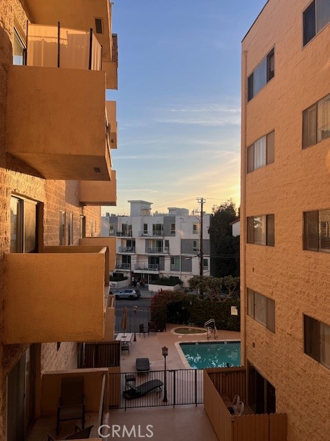 Detail Gallery Image 2 of 16 For 622 S Barrington #302,  Los Angeles,  CA 90049 - 1 Beds | 2 Baths