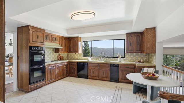 Detail Gallery Image 10 of 47 For 1340 Daily Circle, Glendale,  CA 91208 - 4 Beds | 3 Baths