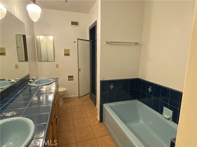 18219 Rayen Street, Northridge CA: https://media.crmls.org/medias/8d5f3229-4c18-4832-b1a3-5ddc9f943498.jpg