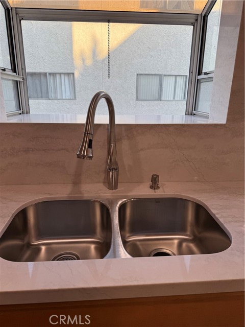 Detail Gallery Image 13 of 29 For 7439 Woodman Ave #15,  Van Nuys,  CA 91405 - 2 Beds | 2 Baths