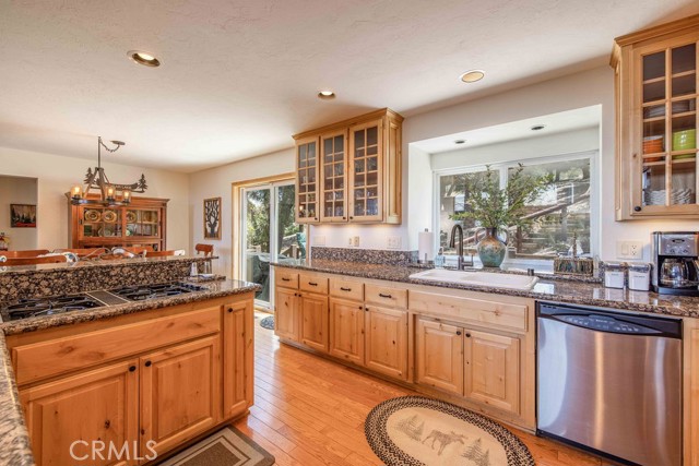 Detail Gallery Image 13 of 50 For 305 Starlight Cir, Big Bear Lake,  CA 92315 - 3 Beds | 2/1 Baths