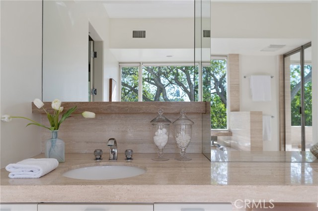 Detail Gallery Image 14 of 28 For 1436 Summitridge Dr, Beverly Hills,  CA 90210 - 4 Beds | 5/1 Baths