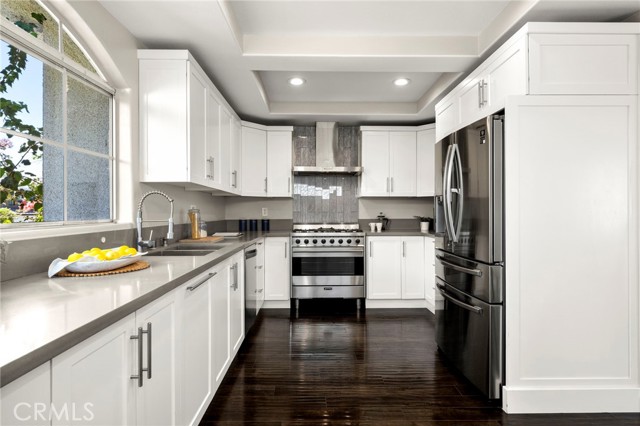 Detail Gallery Image 12 of 32 For 12919 Bloomfield St #1,  Studio City,  CA 91604 - 3 Beds | 3 Baths