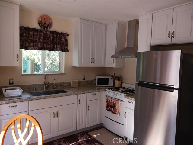 23304 Crest Forest Drive, Crestline CA: https://media.crmls.org/medias/8d63e450-39fa-447d-9bc4-368875edec19.jpg