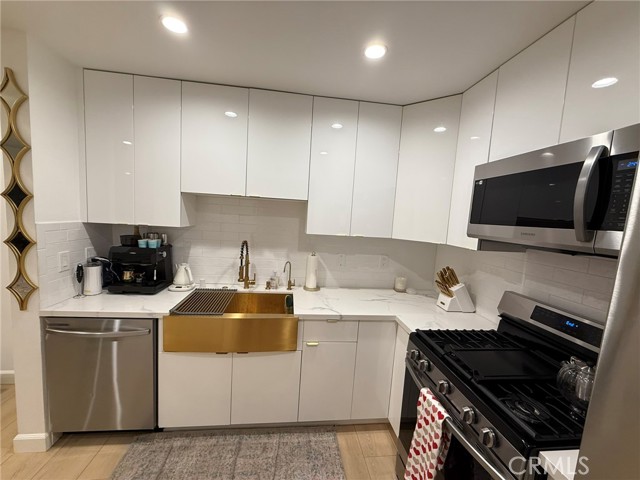 Detail Gallery Image 2 of 27 For 22139 Burbank, Woodland Hills,  CA 91367 - 2 Beds | 2 Baths