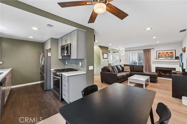 Detail Gallery Image 9 of 41 For 107 W Spring #C,  Long Beach,  CA 90806 - 2 Beds | 2/1 Baths