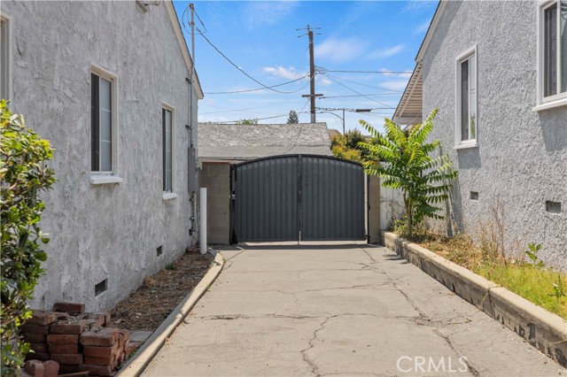 2505 North Keystone Street, Burbank CA: https://media.crmls.org/medias/8d683b9a-71f2-4a69-8115-8ab2eccc8651.jpg