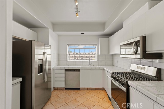 10925 Blix Street, Toluca Lake CA: https://media.crmls.org/medias/8d6b3729-40e9-4db5-848b-977763e36f09.jpg