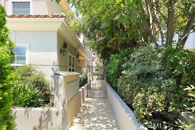 2745 Montrose Avenue, Montrose CA: https://media.crmls.org/medias/8d6b443e-1575-4eab-a3b9-fa98c11e356d.jpg